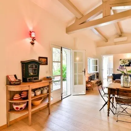 Будинок відпочинку Seaside With Tennis Courts *