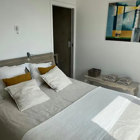 Будинок відпочинку Seaside With Tennis Courts